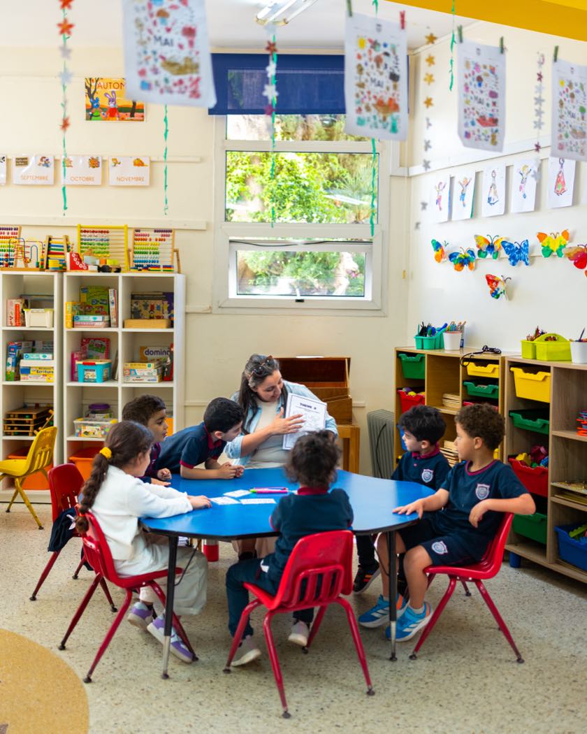 Enfants réunis autour de leur enseignante