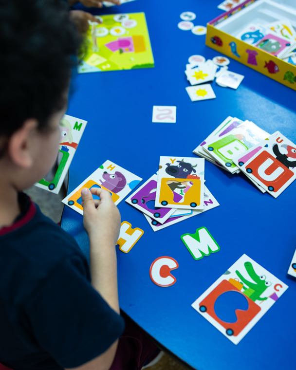 Activité pédagogique avec des lettres